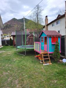 un patio con juegos y un parque infantil en Casa Mi&Ra, en Lepşa
