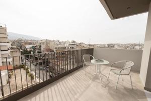 d'un balcon avec une table et des chaises et une vue. dans l'établissement Brand-new flat with a city view (FORM_G1), à Athènes