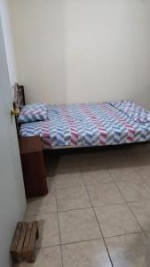 una cama en una esquina de una habitación en Habitacion privada, en Tehuacán
