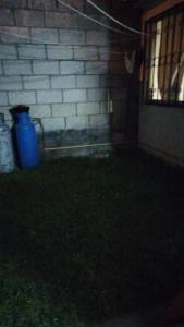 ein dunkler Hof mit einer blauen Vase neben einem Gebäude in der Unterkunft Habitacion privada in Tehuacán
