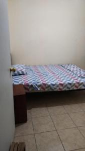 una cama en una esquina de una habitación en Habitacion privada, en Tehuacán