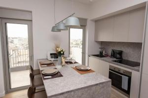 une cuisine avec un comptoir, une table et des chaises dans l'établissement Brand-new flat with a city view (FORM_G1), à Athènes