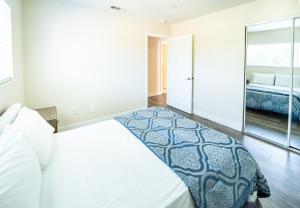 a bedroom with a bed and a mirror at Large Condo Sleeps 10 near Downtown Los Angeles in Los Angeles