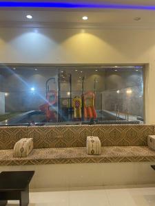 un bancone con due posti di fronte a una cucina di استراحة بغرفة نوم ومسبح ألعاب مائيه a Ḩarāḑah