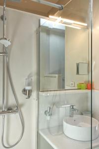 Kúpeľňa v ubytovaní White cycladic town house with sea vew + 37 fotografií
