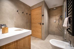 Et badeværelse på Apartments Elmarino