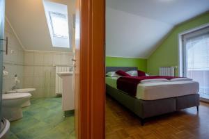 1 dormitorio con 1 cama y baño en Apartment Anja en Zreče