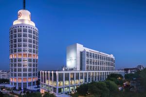 dwa wysokie budynki w mieście w nocy w obiekcie Lugal, A Luxury Collection Hotel w mieście Ankara