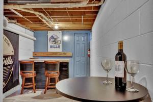 una mesa con dos copas y una botella de vino en Chair Lift Lodge- Best Location in EVL Village! en Ellicottville