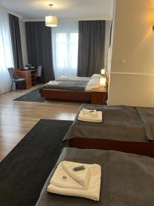 una habitación de hotel con 2 camas y una bata. en Nad Starą Nidą *** en Pińczów