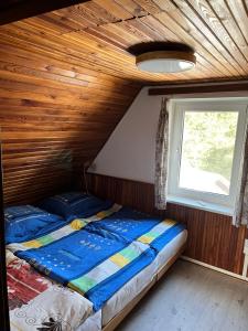 Postel nebo postele na pokoji v ubytování Chata Hůrka