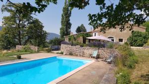 una piscina frente a una casa en Les Fonts de Baix, en Plan-de-Baix