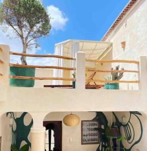 een trap in een gebouw met een boom op de achtergrond bij Dar Vevé - Design, style & relax in Dar el Bacha in Marrakesh