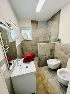 łazienka z białą umywalką i toaletą w obiekcie Reizender Bungalow - mit 120qm - in ruhiger Lage w mieście Hermagor