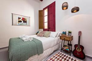 バルセロナにあるSweet Inn - Racoのベッドルーム(ベッド1台、ギター付)