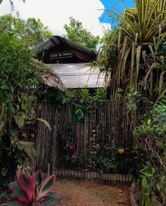 a wooden house with a fence and plants at Casa do Xingú in Leticia