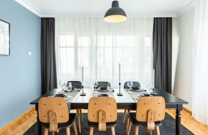 une salle à manger avec une table et des chaises noires dans l'établissement Amazing, à Istanbul