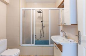 La salle de bains est pourvue d'une douche, de toilettes et d'un lavabo. dans l'établissement Amazing, à Istanbul