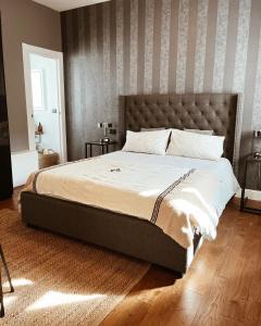 sypialnia z dużym łóżkiem z dużym zagłówkiem w obiekcie KeRo Luxury Rooms w Cagliari
