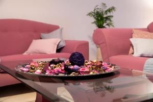 een glazen tafel met een bord bloemen erop bij Norma’s House in Khlóï