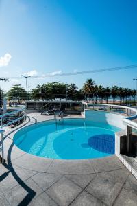 einen Pool mit blauem Wasser in einem Resort in der Unterkunft Nobile Suites Diamond in Vitória