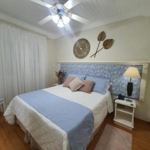 sypialnia z dużym łóżkiem i wentylatorem sufitowym w obiekcie Hotel Da Vinci w mieście Serra Negra