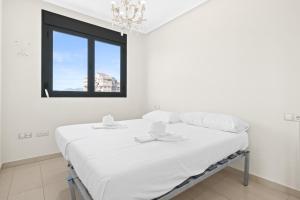 Postel nebo postele na pokoji v ubytování Gemelos 26 Resort Apartment 16-A Levante Beach