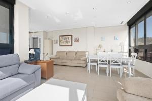 ベニドルムにあるGemelos 26 Resort Apartment 16-A Levante Beachのリビングルーム(ソファ、テーブル付)