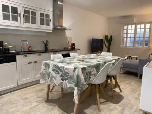 Kuchyň nebo kuchyňský kout v ubytování Maison 6 personnes-clim-WIFI-Proche Centre Ville + 27 fotografií