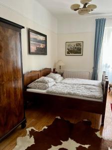 een slaapkamer met een groot bed in een kamer bij City-Apartment S in Graz