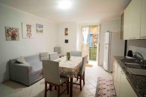 Cucina o angolo cottura di Casa Elena - casa vacanze Napoli centro