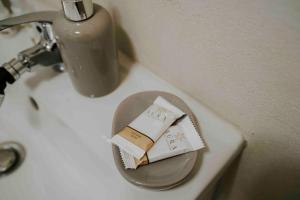 un lavandino in bagno con un rotolo di carta igienica di Casa Elena - casa vacanze Napoli centro a Napoli
