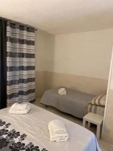 Letto o letti in una camera di Casa Elena - casa vacanze Napoli centro