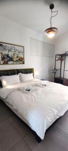 uma grande cama branca num quarto com um candeeiro em Zennova #9 City Center Pearl em Tessalônica