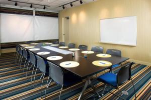uma sala de conferências com uma mesa longa e cadeiras em Aloft Cleveland Downtown em Cleveland