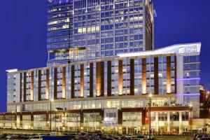 un edificio alto con coches estacionados frente a él en Aloft Cleveland Downtown, en Cleveland