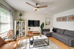 ein Wohnzimmer mit Sofa und Fernseher in der Unterkunft Greater Landover Vacation Rental in DC Metro Area! in Randolph Village