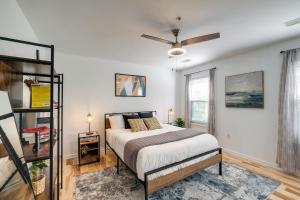 - une chambre avec un lit et un ventilateur de plafond dans l'établissement Greater Landover Vacation Rental in DC Metro Area!, à Randolph Village