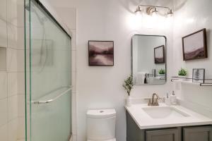 ein Badezimmer mit Dusche, Waschbecken und Spiegel in der Unterkunft Greater Landover Vacation Rental in DC Metro Area! in Randolph Village + 20 Fotos