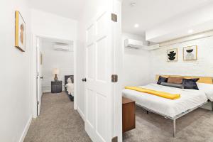 Un pat sau paturi într-o cameră la Luxurious 4 BR townhouse