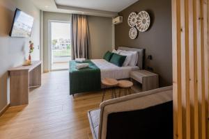 Μια τηλεόραση ή/και κέντρο ψυχαγωγίας στο Nicolas Grand Suites, Adults Only