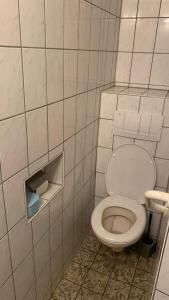 uma casa de banho com um WC numa parede em azulejo em FeWo&MoWo Zur Mühle Reinhard 