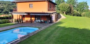 Gîte, suite d'hote de charme, petit déjeuner compris内部或周边的泳池