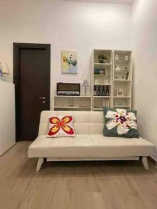 - un salon avec un canapé et 2 oreillers dans l'établissement Appartamento nel Borgo, à Orte