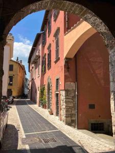 une arche au-dessus d'une rue dans un bâtiment dans l'établissement Appartamento nel Borgo, à Orte