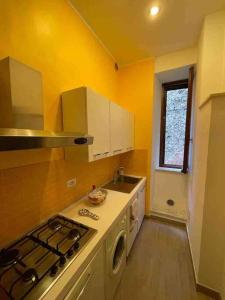 a small kitchen with a stove and a sink at Appartamento nel Borgo in Orte