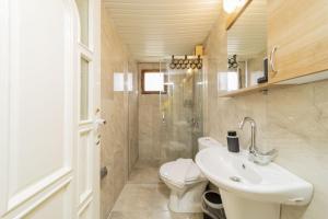 W łazience znajduje się umywalka, toaleta i prysznic. w obiekcie Flat w mieście Antalya