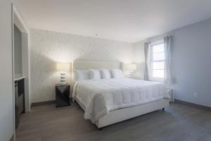 Postel nebo postele na pokoji v ubytování Westborough Inn