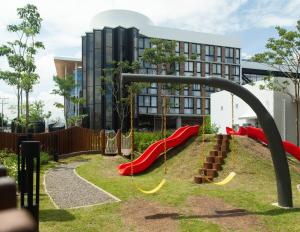 um parque infantil com um escorrega vermelho num parque em Apartamento una habitación DLX em Echeverría