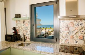 uma cozinha com uma janela com vista para o oceano em Apartamentos Villa Zoila Nigrán em Nigrán
